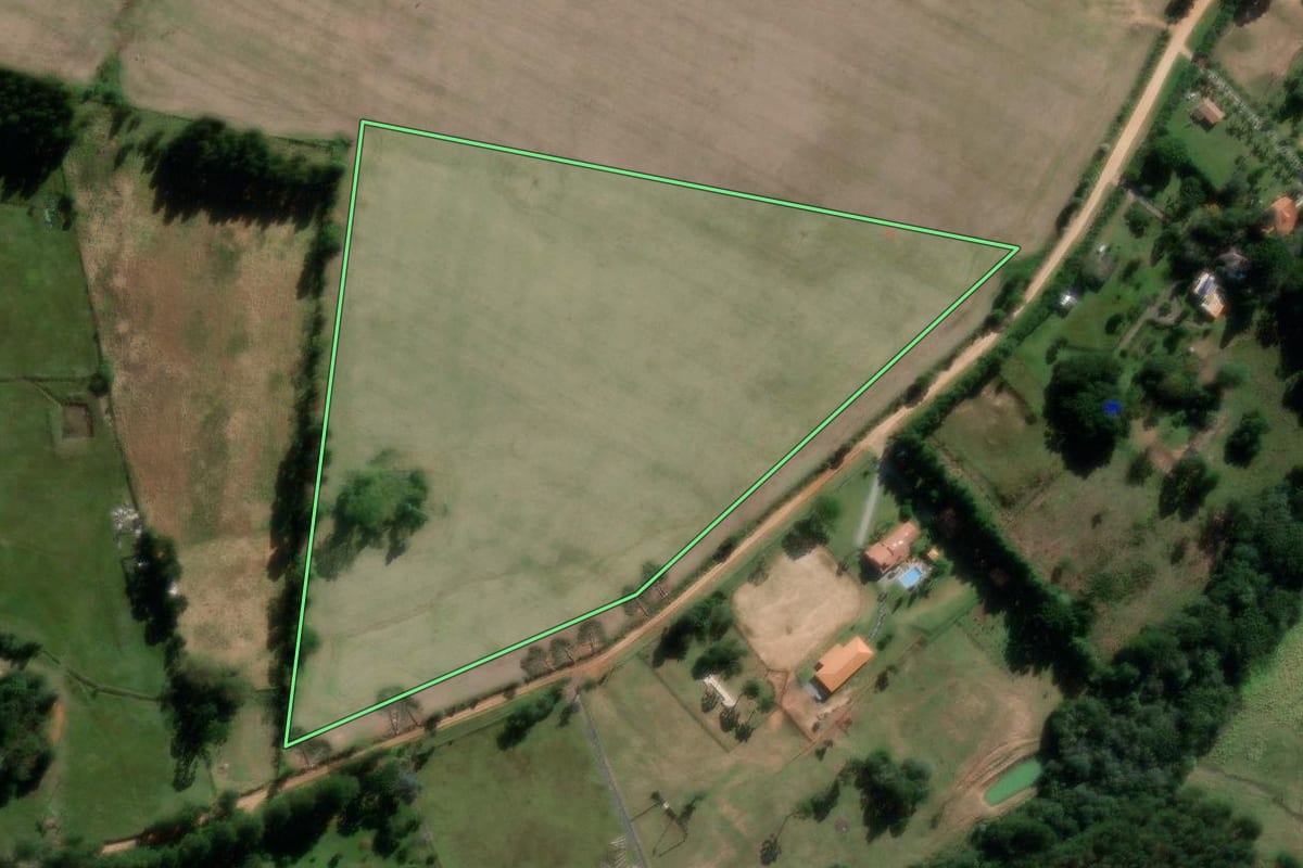 Imagem de satélite do imóvel rural em Ponta Grossa (PR), com o contorno declarado no CAR desenhado por cima.