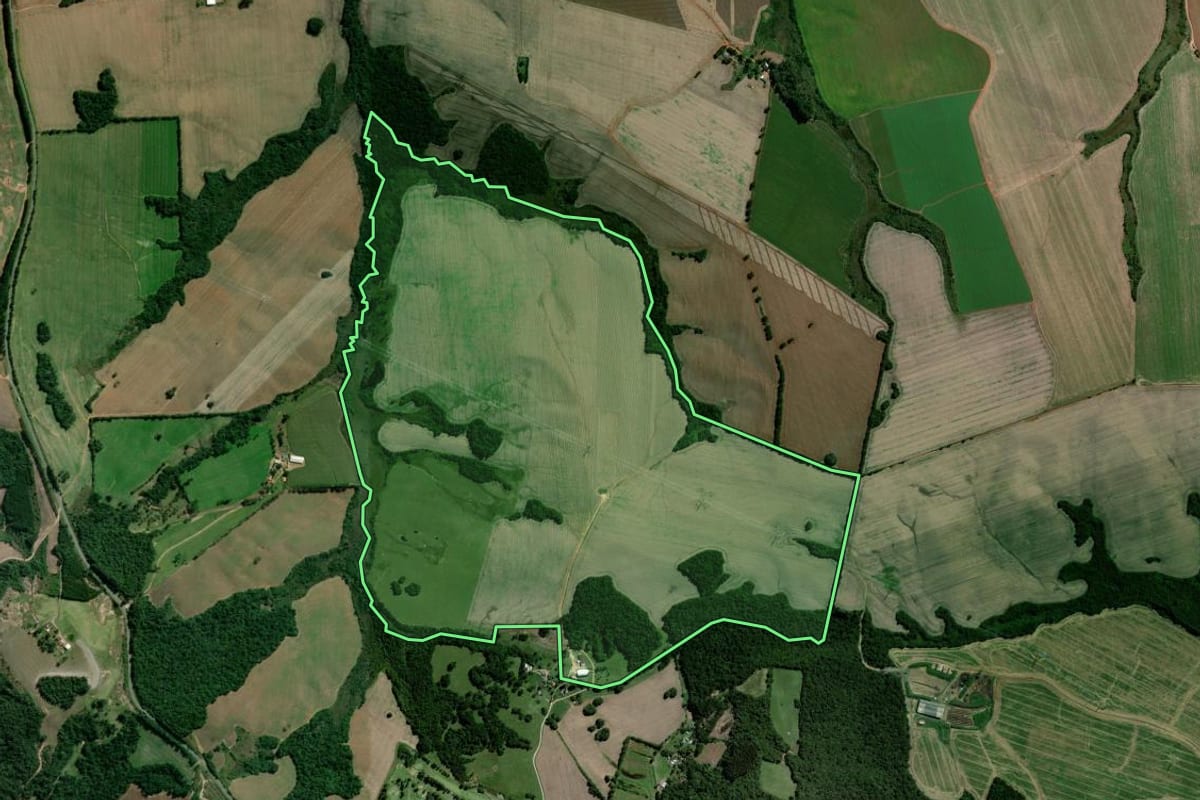 Imagem de satélite do imóvel rural em Ponta Grossa (PR), com o contorno declarado no CAR desenhado por cima.