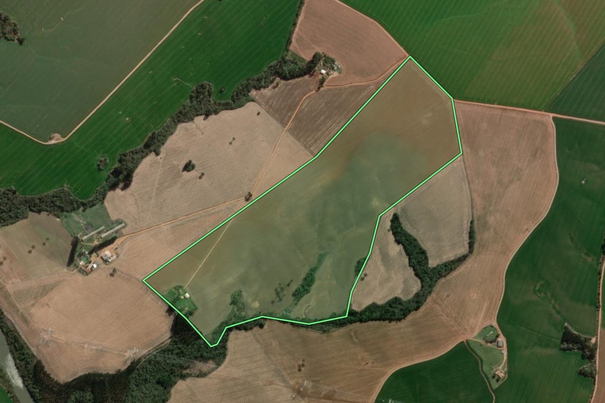 Imagem de satélite do imóvel rural em Ponta Grossa (PR), com o contorno declarado no CAR desenhado por cima.