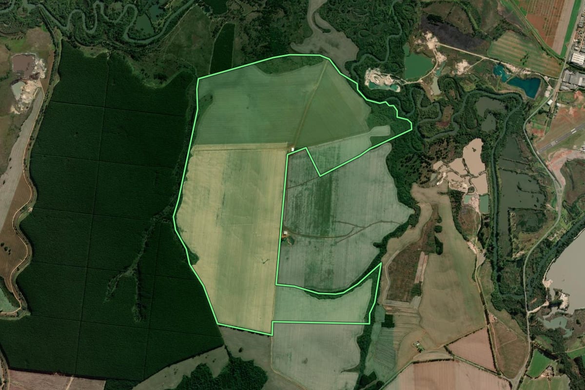 Imagem de satélite do imóvel rural em Ponta Grossa (PR), com o contorno declarado no CAR desenhado por cima.