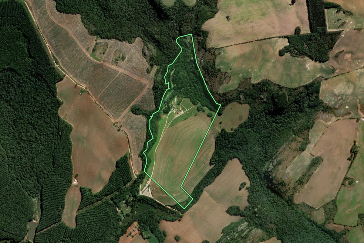 Imagem de satélite do imóvel rural em Ponta Grossa (PR), com o contorno declarado no CAR desenhado por cima.