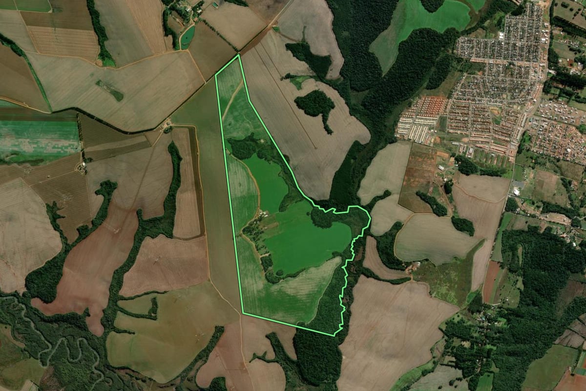 Imagem de satélite do imóvel rural em Ponta Grossa (PR), com o contorno declarado no CAR desenhado por cima.