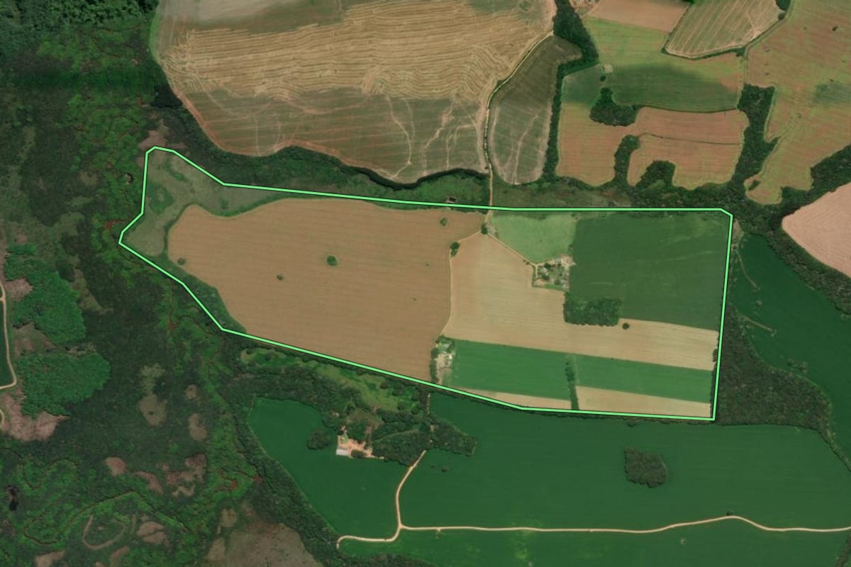 Imagem de satélite do imóvel rural em Ponta Grossa (PR), com o contorno declarado no CAR desenhado por cima.