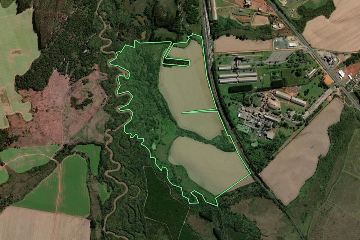 Imagem de satélite do imóvel rural em Ponta Grossa (PR), com o contorno declarado no CAR desenhado por cima.
