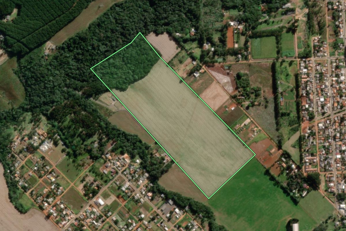 Imagem de satélite do imóvel rural em Ponta Grossa (PR), com o contorno declarado no CAR desenhado por cima.