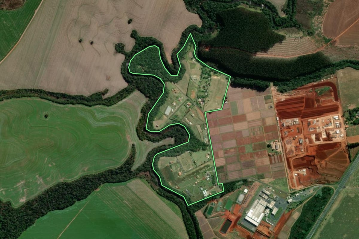 Imagem de satélite do imóvel rural em Ponta Grossa (PR), com o contorno declarado no CAR desenhado por cima.