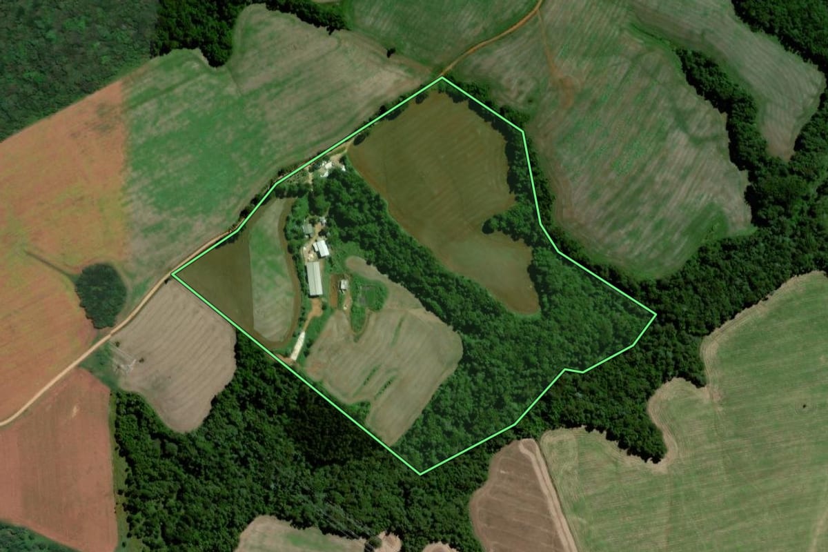 Imagem de satélite do imóvel rural em Ponta Grossa (PR), com o contorno declarado no CAR desenhado por cima.
