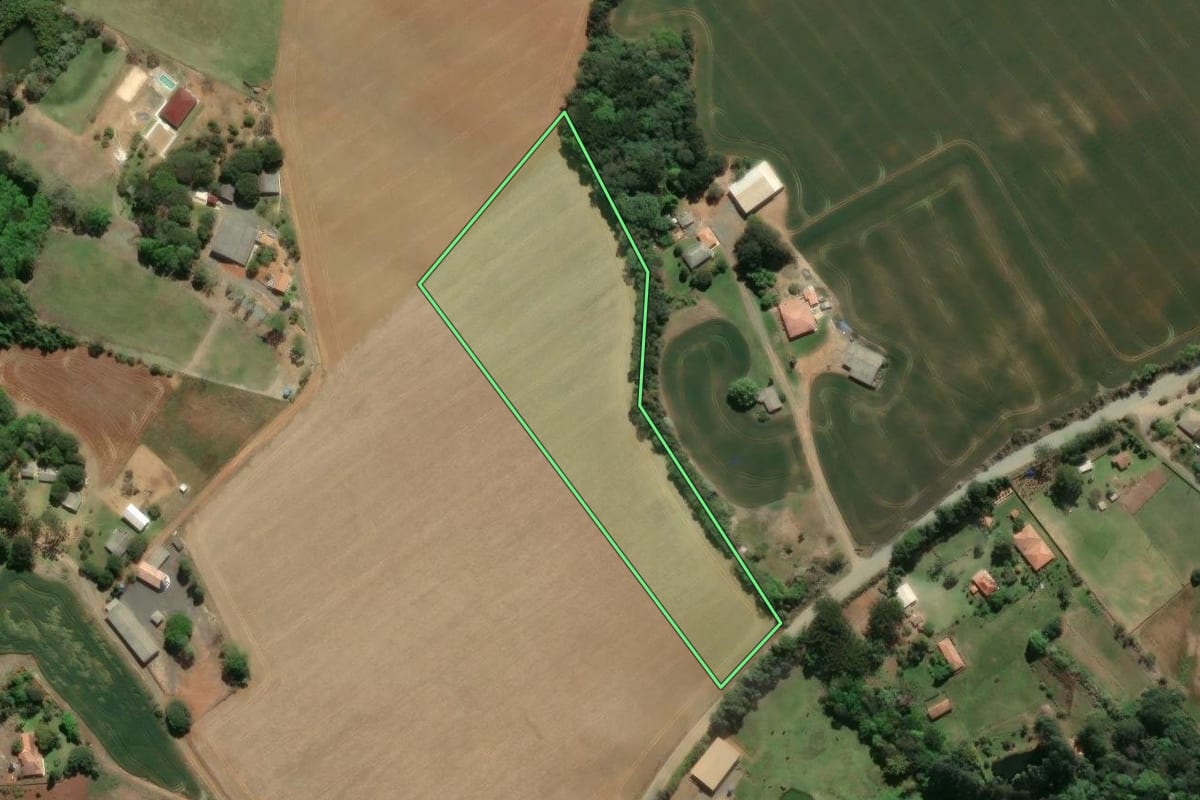 Imagem de satélite do imóvel rural em Ponta Grossa (PR), com o contorno declarado no CAR desenhado por cima.