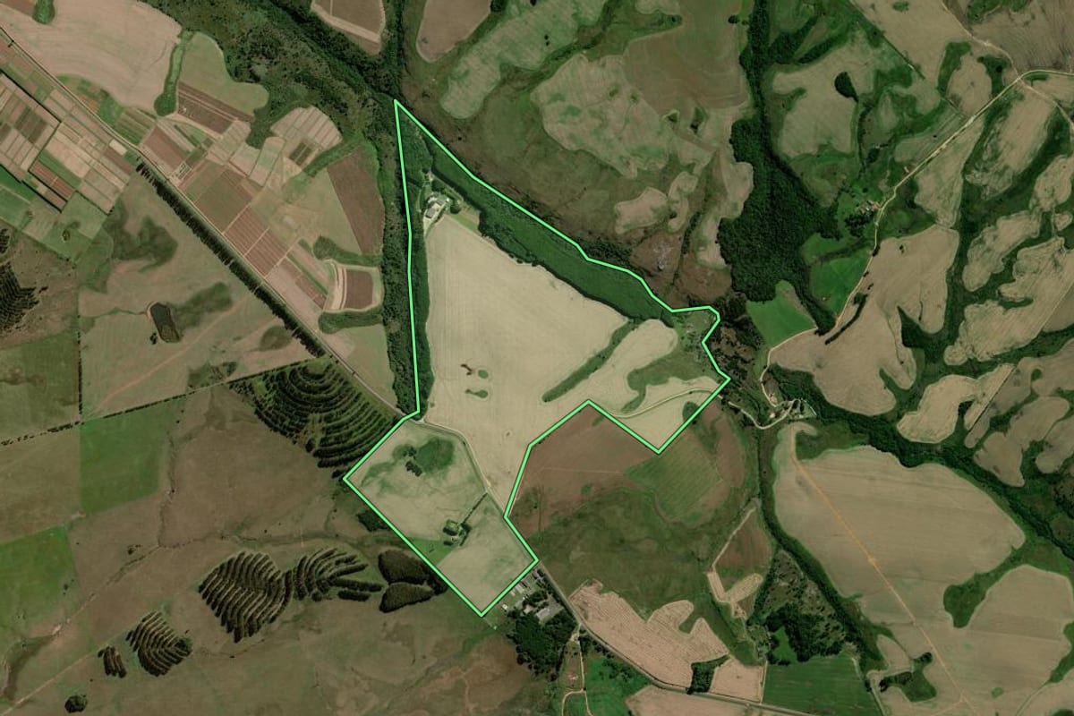 Imagem de satélite do imóvel rural em Ponta Grossa (PR), com o contorno declarado no CAR desenhado por cima.