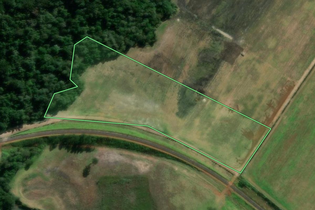 Imagem de satélite do imóvel rural em Ponta Grossa (PR), com o contorno declarado no CAR desenhado por cima.