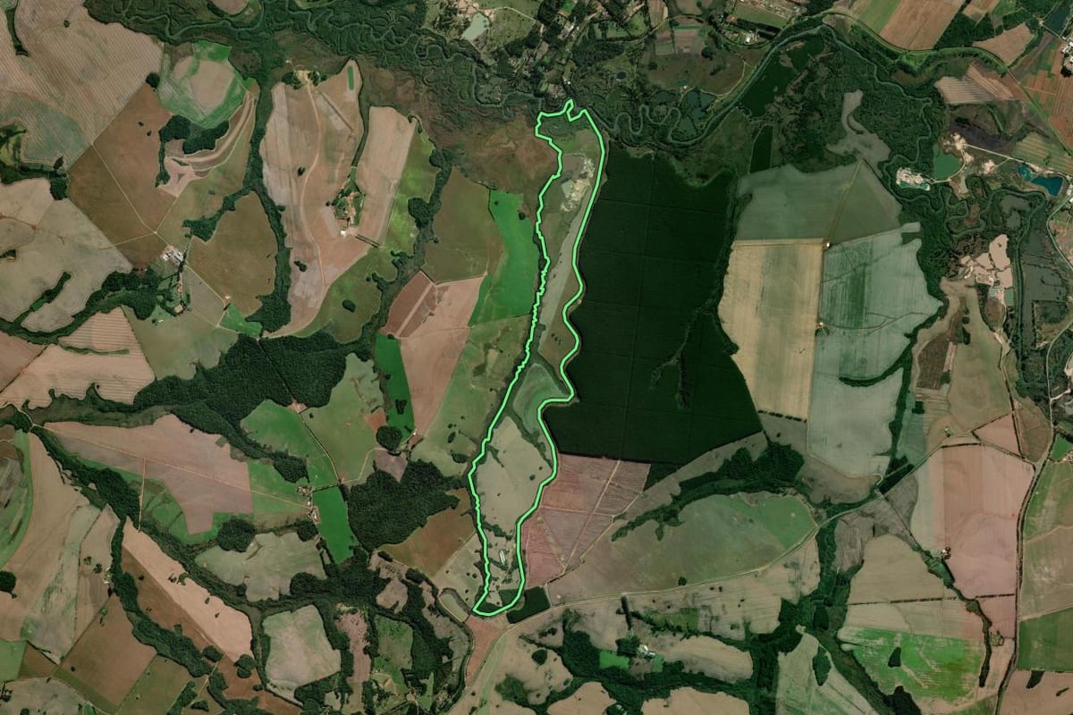 Imagem de satélite do imóvel rural em Ponta Grossa (PR), com o contorno declarado no CAR desenhado por cima.