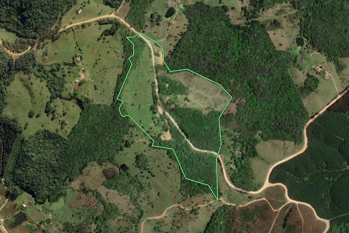 Imagem de satélite do imóvel rural em Ponta Grossa (PR), com o contorno declarado no CAR desenhado por cima.