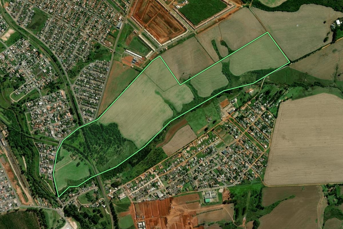 Imagem de satélite do imóvel rural em Ponta Grossa (PR), com o contorno declarado no CAR desenhado por cima.