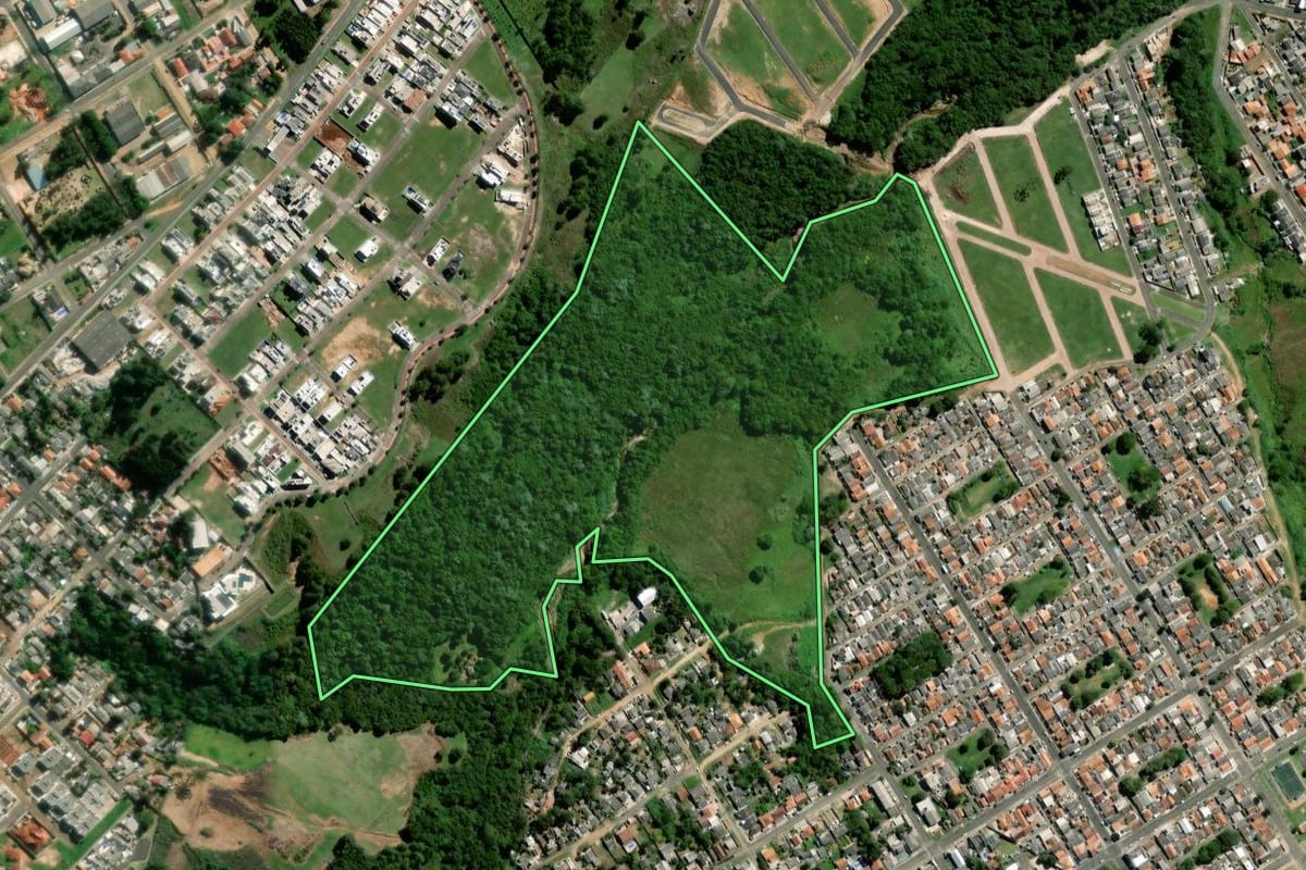 Imagem de satélite do imóvel rural em Ponta Grossa (PR), com o contorno declarado no CAR desenhado por cima.
