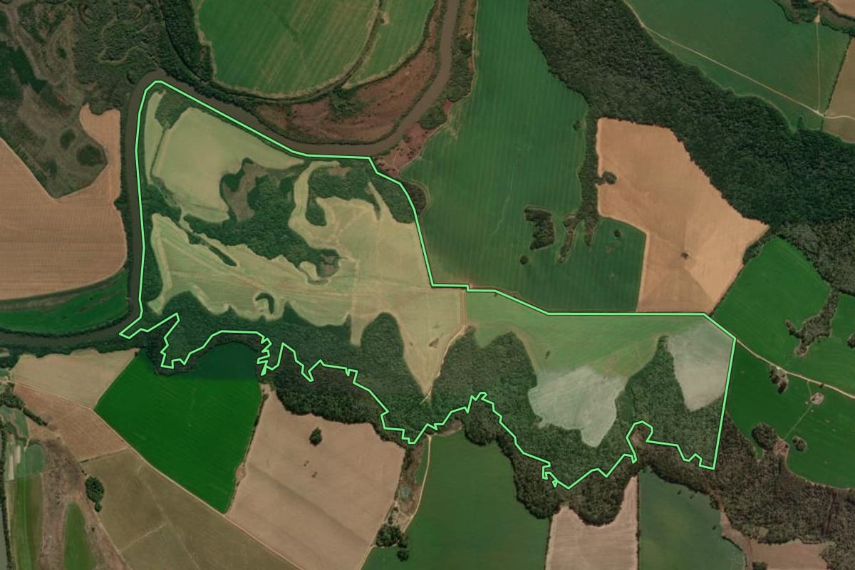 Imagem de satélite do imóvel rural em Ponta Grossa (PR), com o contorno declarado no CAR desenhado por cima.