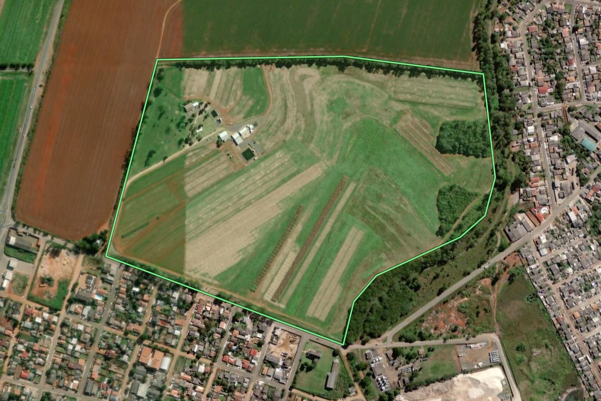 Imagem de satélite do imóvel rural em Ponta Grossa (PR), com o contorno declarado no CAR desenhado por cima.