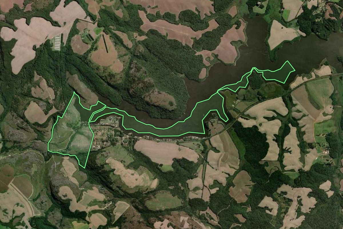 Imagem de satélite do imóvel rural em Ponta Grossa (PR), com o contorno declarado no CAR desenhado por cima.