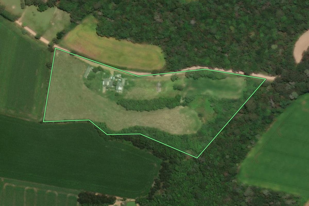 Imagem de satélite do imóvel rural em Ponta Grossa (PR), com o contorno declarado no CAR desenhado por cima.