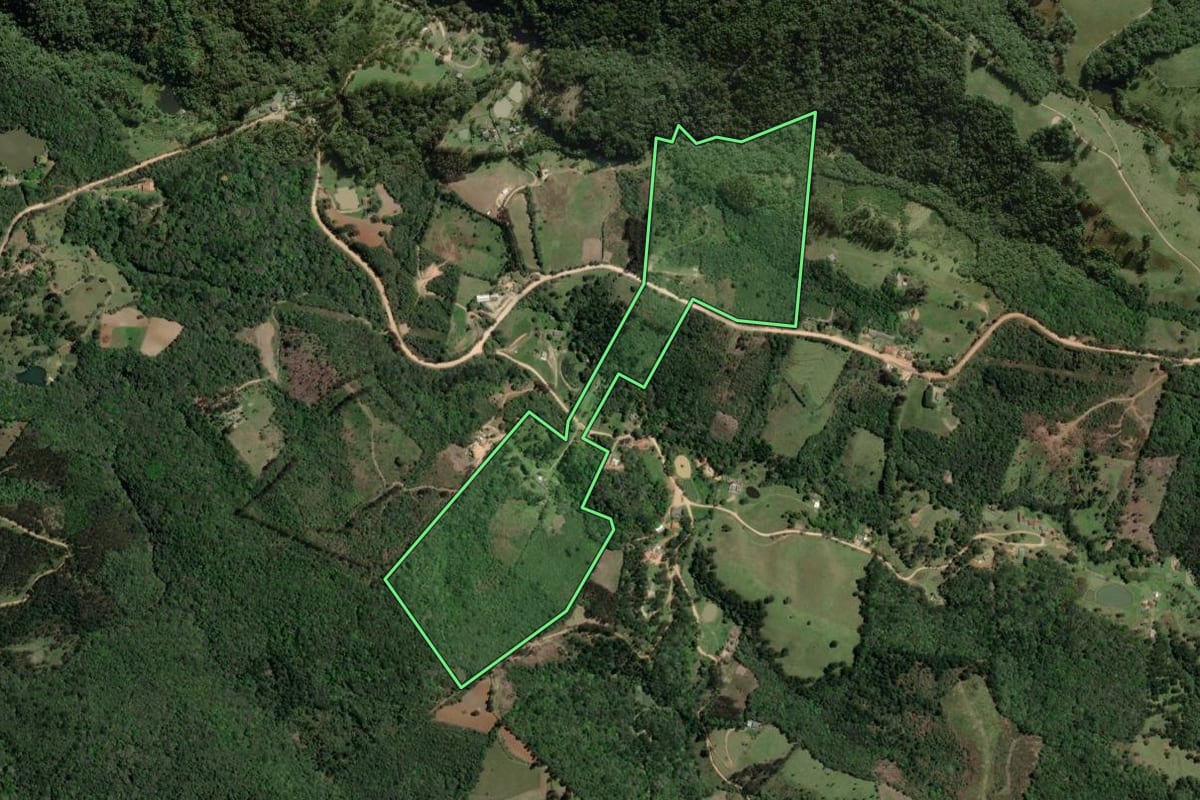 Imagem de satélite do imóvel rural em Ponta Grossa (PR), com o contorno declarado no CAR desenhado por cima.
