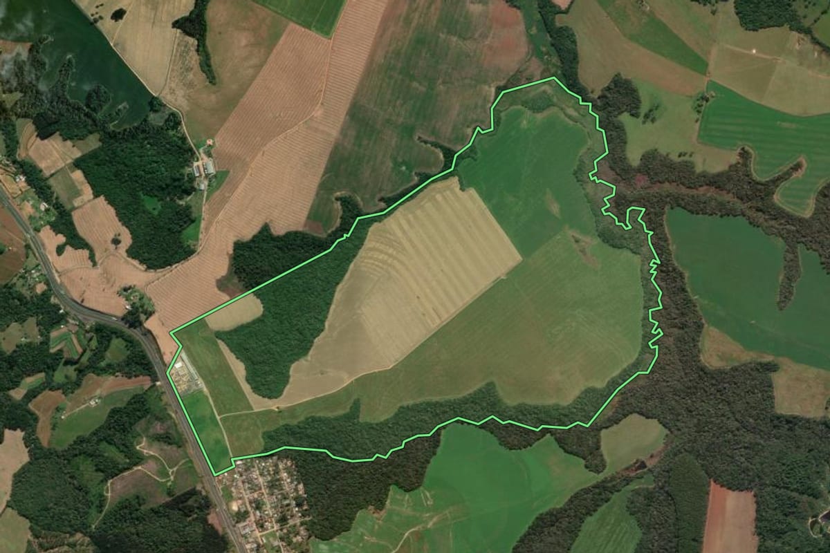 Imagem de satélite do imóvel rural em Ponta Grossa (PR), com o contorno declarado no CAR desenhado por cima.