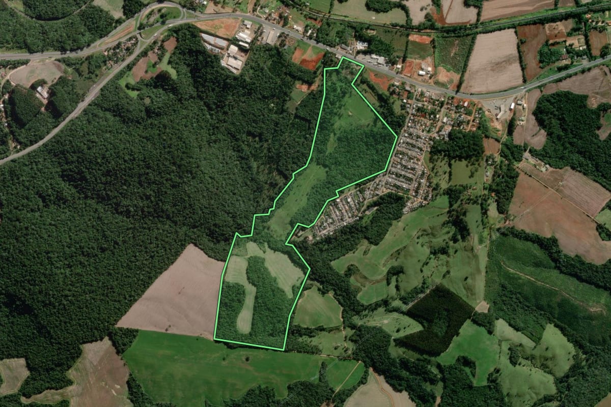 Imagem de satélite do imóvel rural em Ponta Grossa (PR), com o contorno declarado no CAR desenhado por cima.