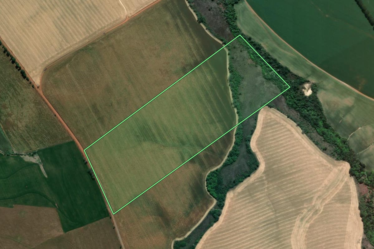 Imagem de satélite do imóvel rural em Ponta Grossa (PR), com o contorno declarado no CAR desenhado por cima.