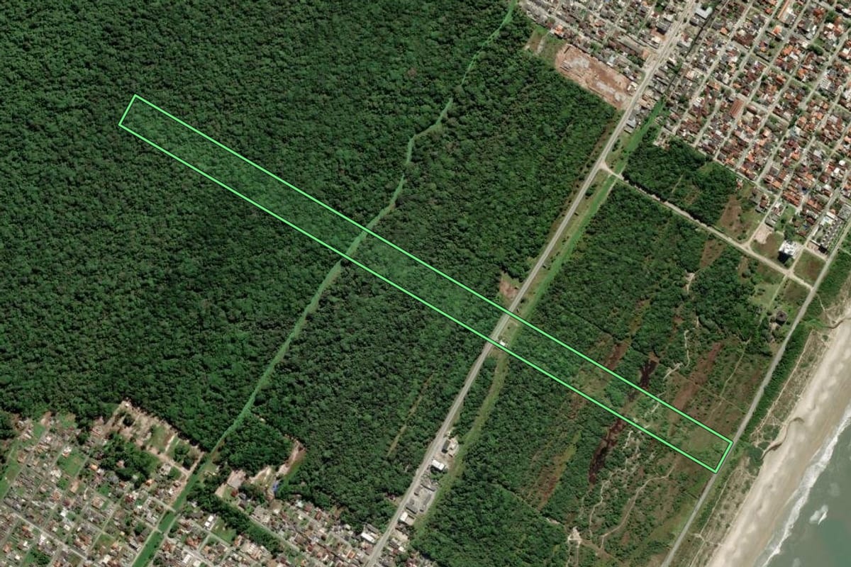Imagem de satélite do imóvel rural em Pontal do Paraná (PR), com o contorno declarado no CAR desenhado por cima.