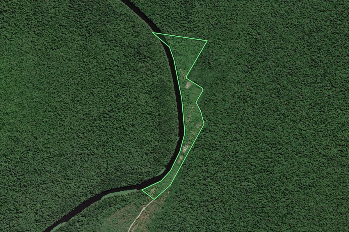 Imagem de satélite do imóvel rural em Pontal do Paraná (PR), com o contorno declarado no CAR desenhado por cima.