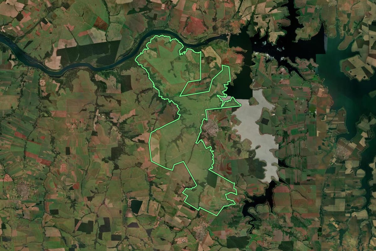 Imagem de satélite do imóvel rural em Porecatu (PR), com o contorno declarado no CAR desenhado por cima.