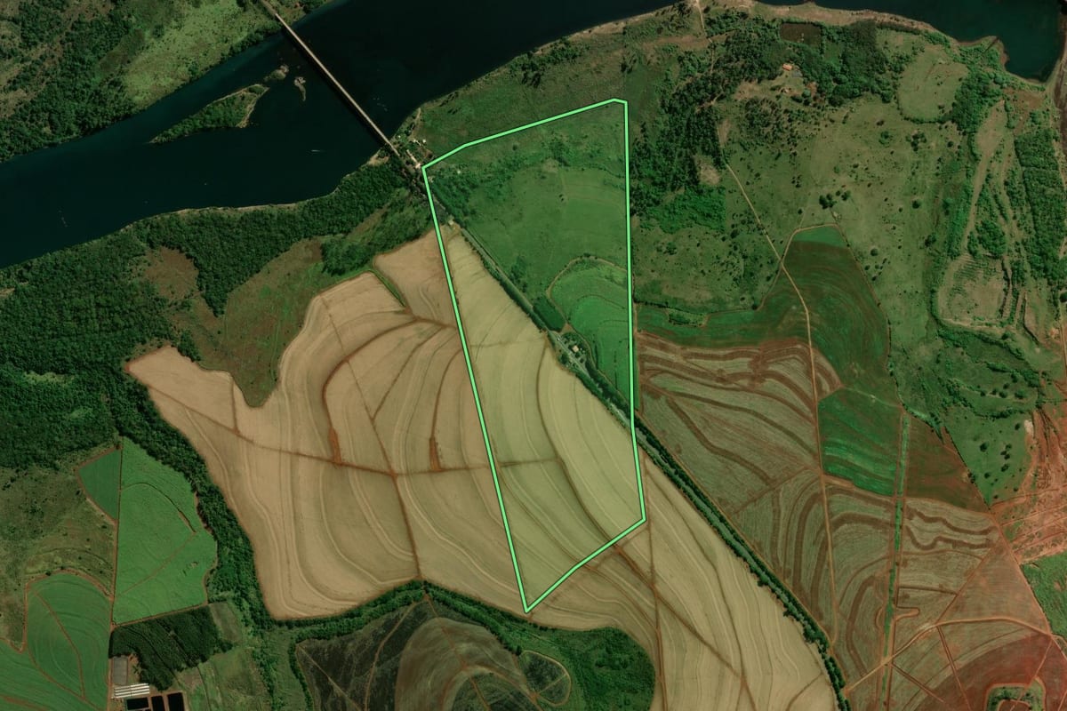 Imagem de satélite do imóvel rural em Porecatu (PR), com o contorno declarado no CAR desenhado por cima.