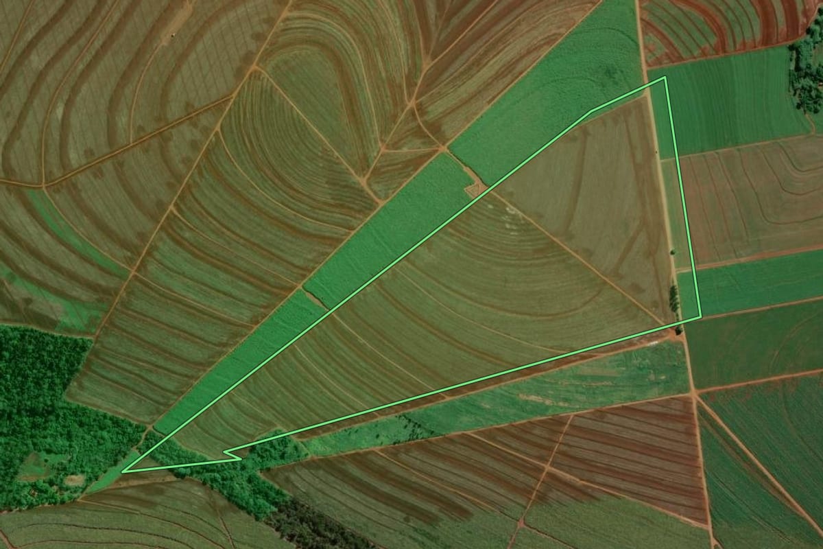 Imagem de satélite do imóvel rural em Porecatu (PR), com o contorno declarado no CAR desenhado por cima.