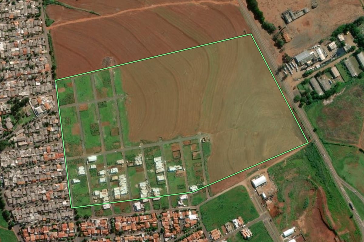 Imagem de satélite do imóvel rural em Porecatu (PR), com o contorno declarado no CAR desenhado por cima.