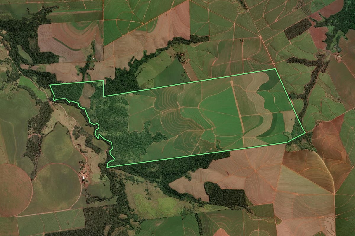 Imagem de satélite do imóvel rural em Porecatu (PR), com o contorno declarado no CAR desenhado por cima.
