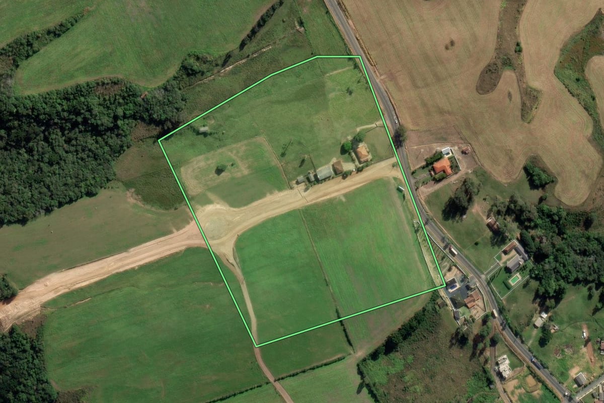 Imagem de satélite do imóvel rural em Porto Amazonas (PR), com o contorno declarado no CAR desenhado por cima.