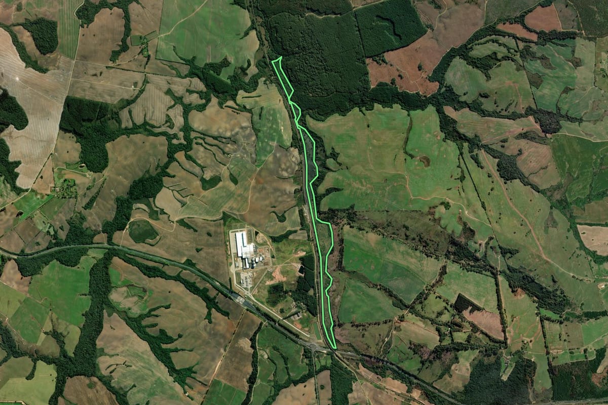 Imagem de satélite do imóvel rural em Porto Amazonas (PR), com o contorno declarado no CAR desenhado por cima.