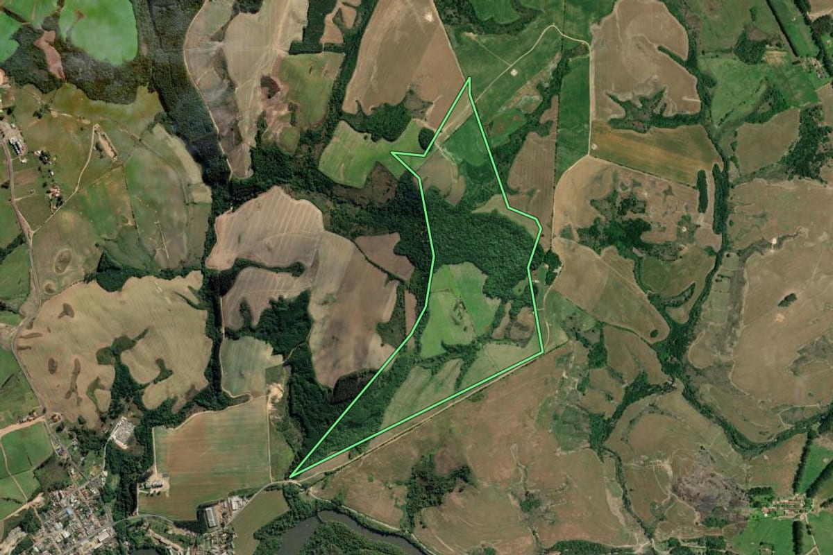 Imagem de satélite do imóvel rural em Porto Amazonas (PR), com o contorno declarado no CAR desenhado por cima.