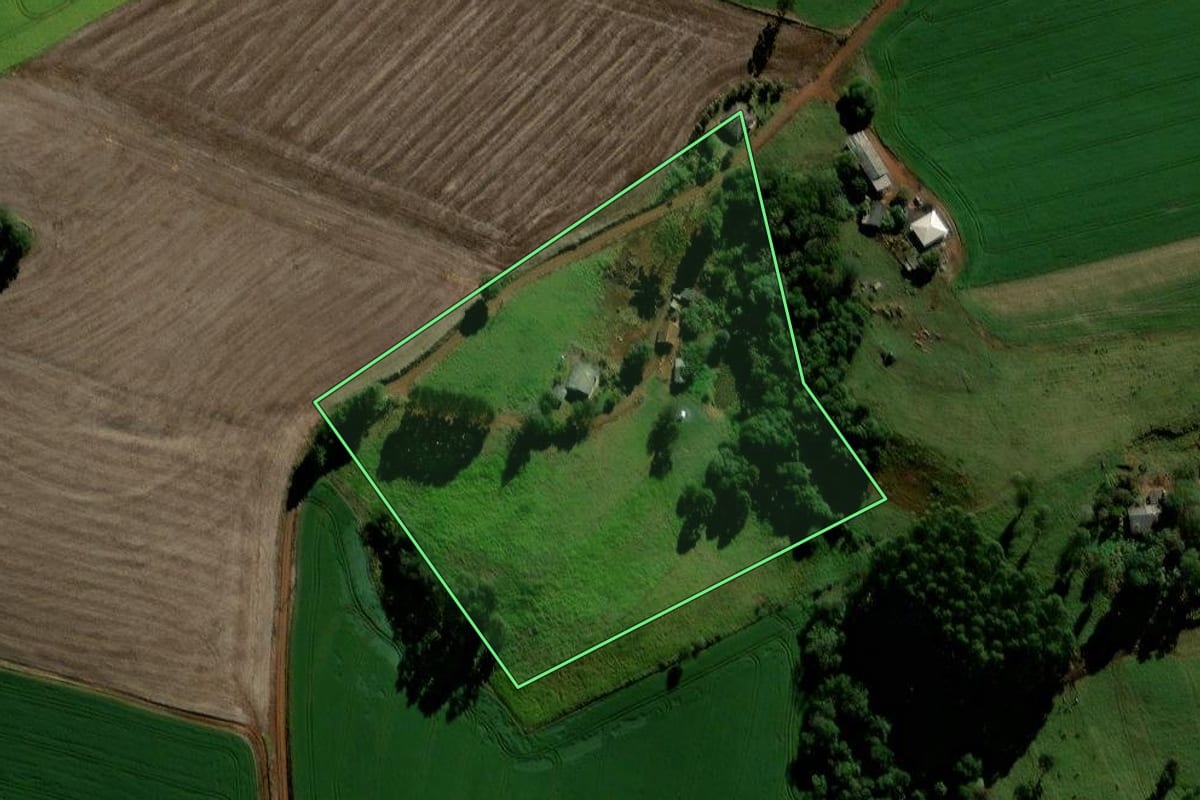 Imagem de satélite do imóvel rural em Porto Barreiro (PR), com o contorno declarado no CAR desenhado por cima.