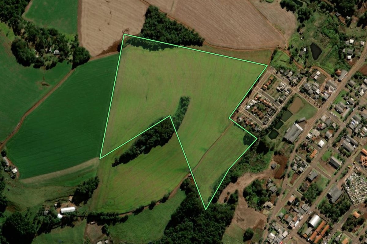 Imagem de satélite do imóvel rural em Porto Barreiro (PR), com o contorno declarado no CAR desenhado por cima.