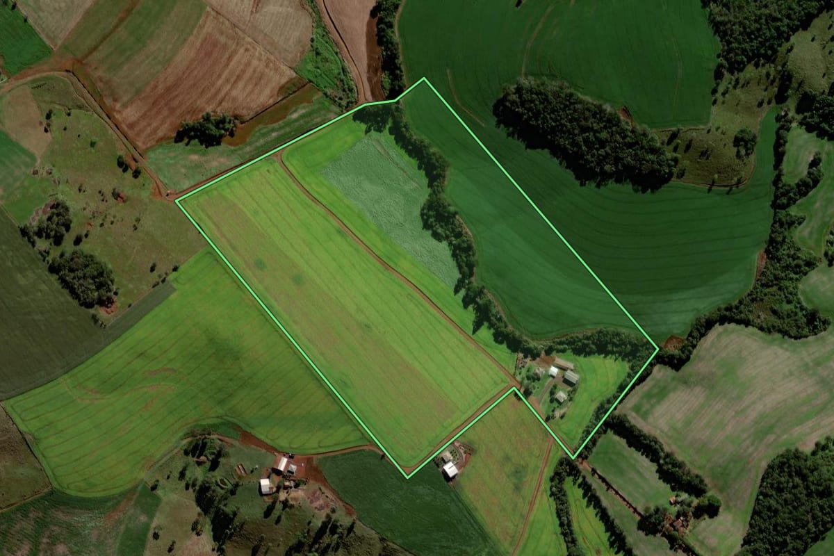 Imagem de satélite do imóvel rural em Porto Barreiro (PR), com o contorno declarado no CAR desenhado por cima.