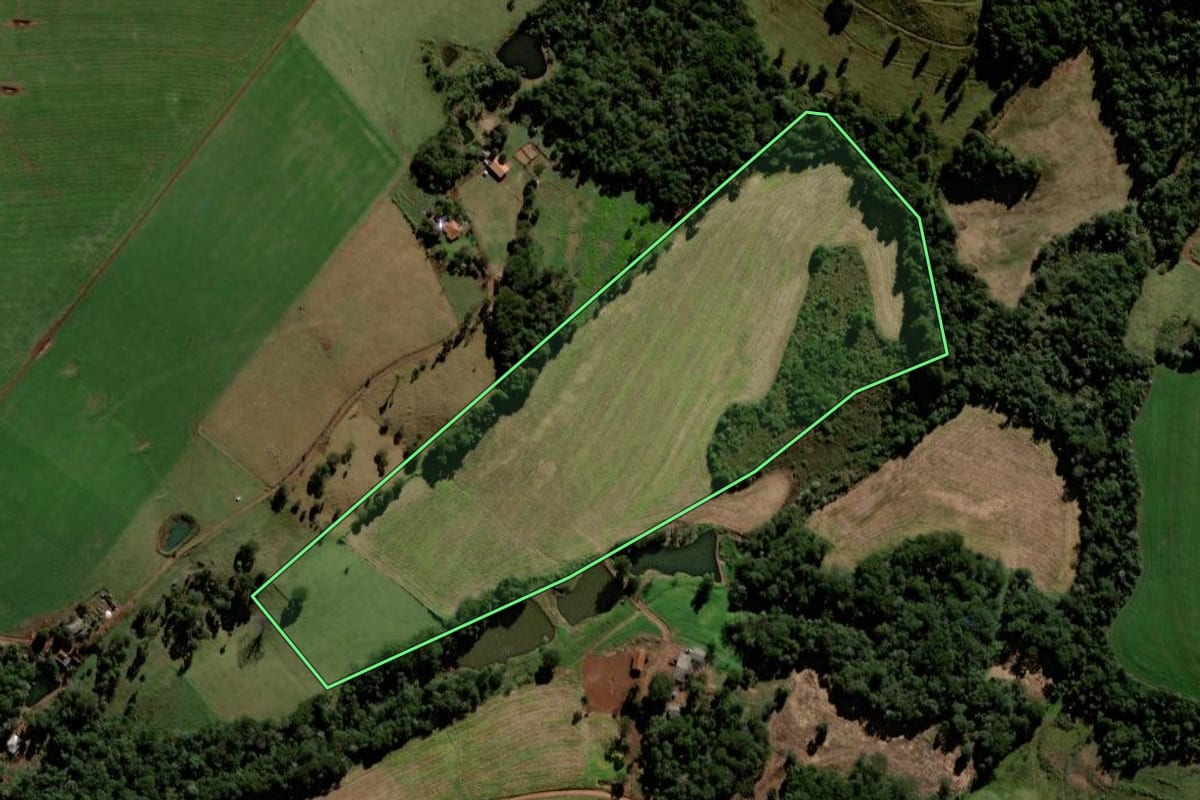 Imagem de satélite do imóvel rural em Porto Barreiro (PR), com o contorno declarado no CAR desenhado por cima.