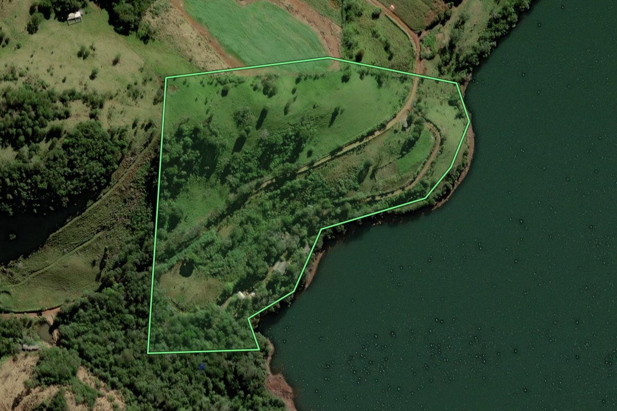 Imagem de satélite do imóvel rural em Porto Barreiro (PR), com o contorno declarado no CAR desenhado por cima.