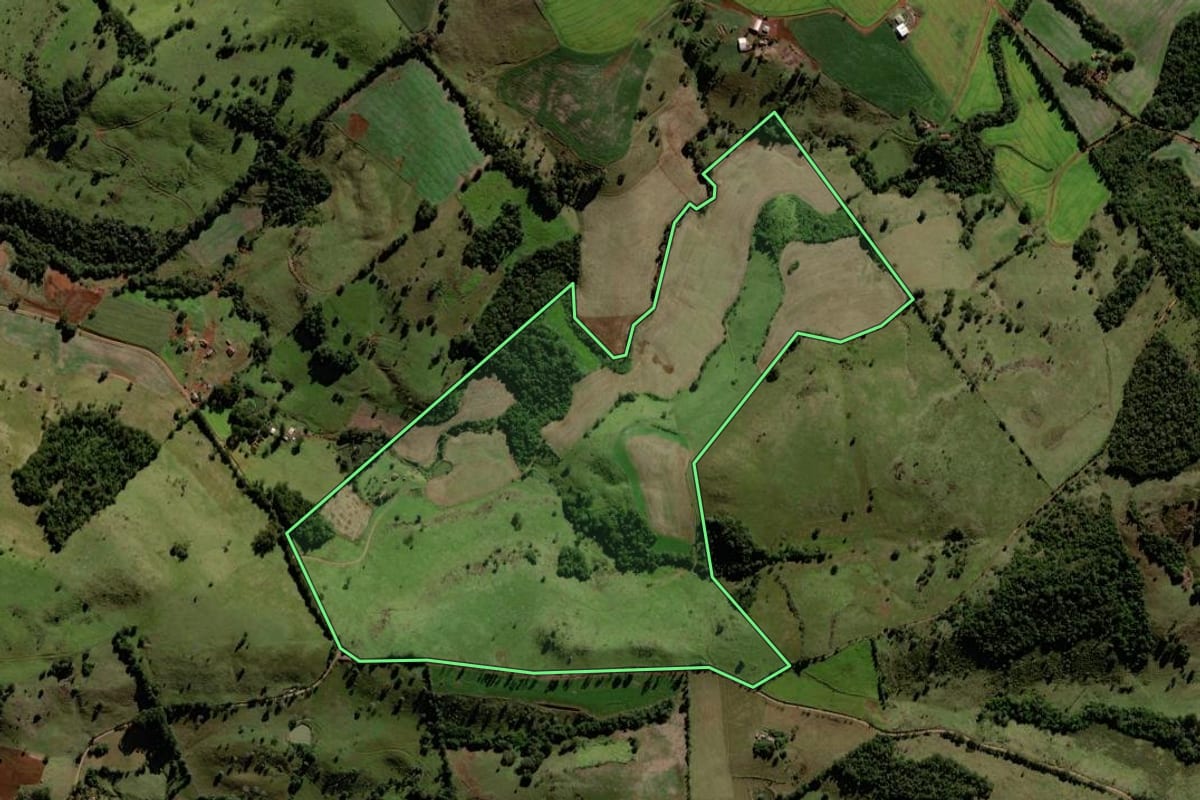 Imagem de satélite do imóvel rural em Porto Barreiro (PR), com o contorno declarado no CAR desenhado por cima.