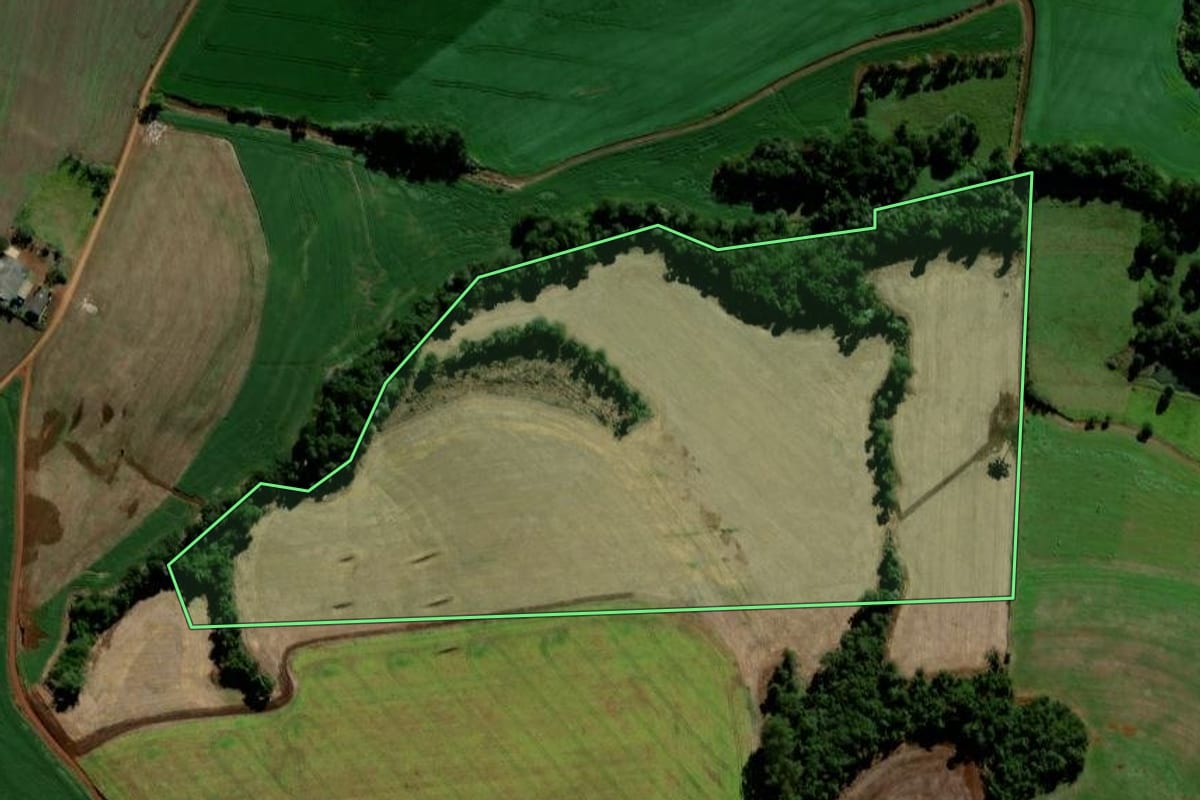 Imagem de satélite do imóvel rural em Porto Barreiro (PR), com o contorno declarado no CAR desenhado por cima.