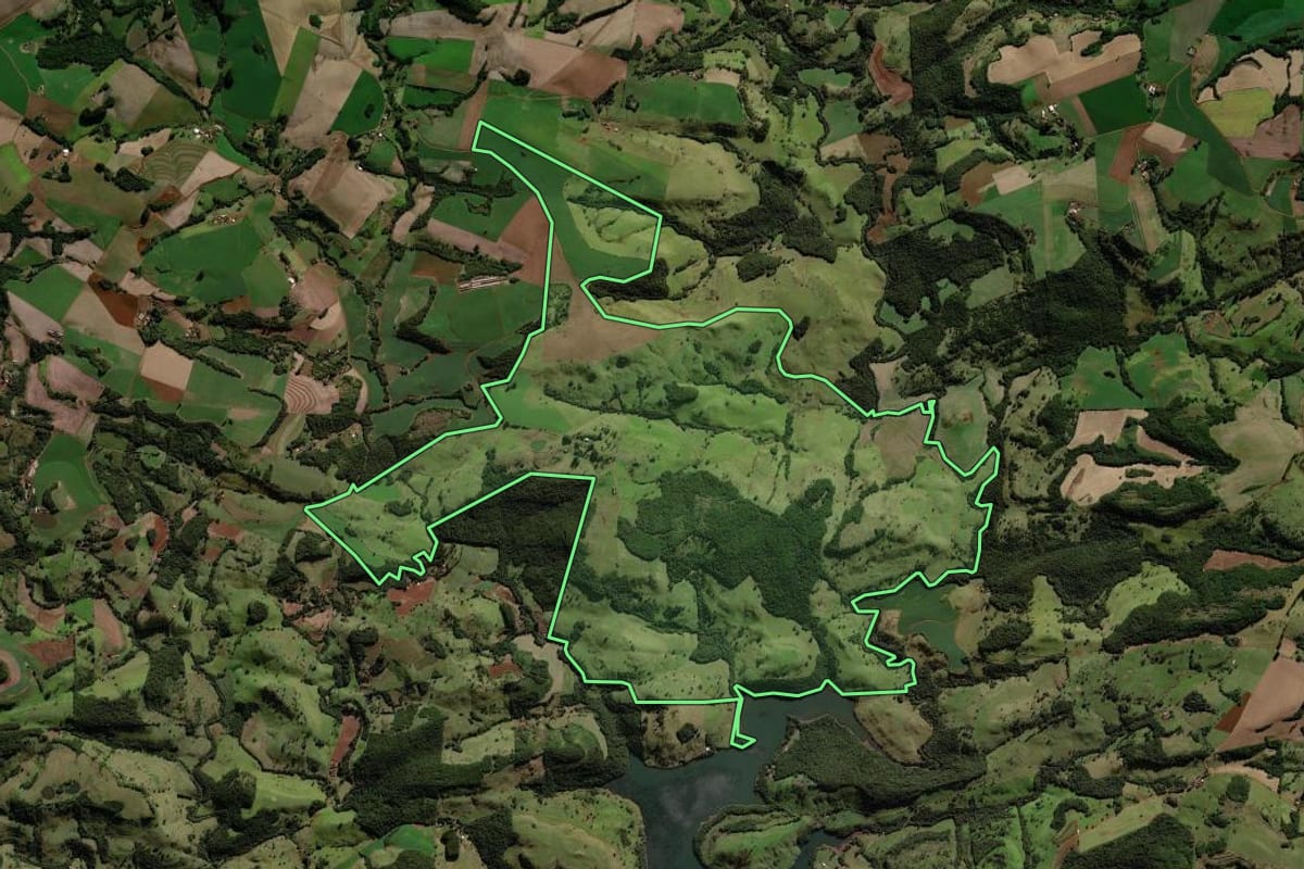 Imagem de satélite do imóvel rural em Porto Barreiro (PR), com o contorno declarado no CAR desenhado por cima.