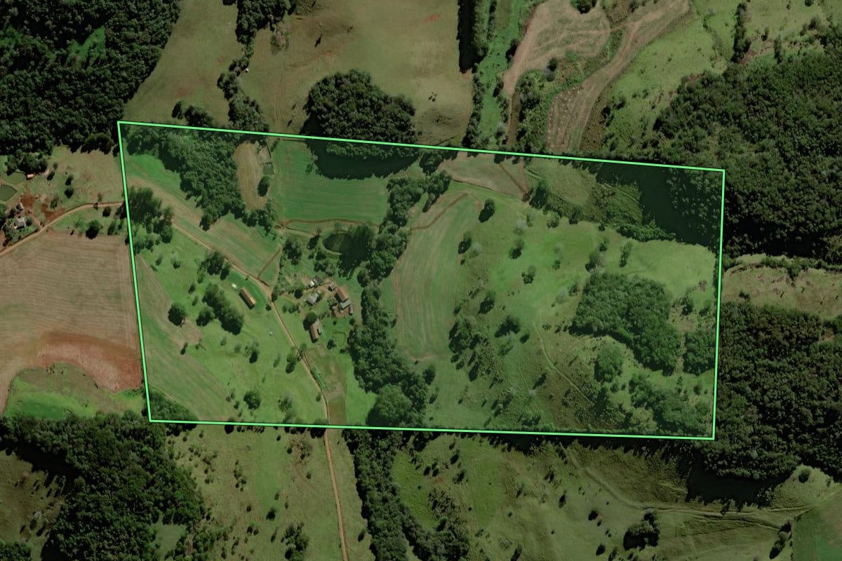 Imagem de satélite do imóvel rural em Porto Barreiro (PR), com o contorno declarado no CAR desenhado por cima.