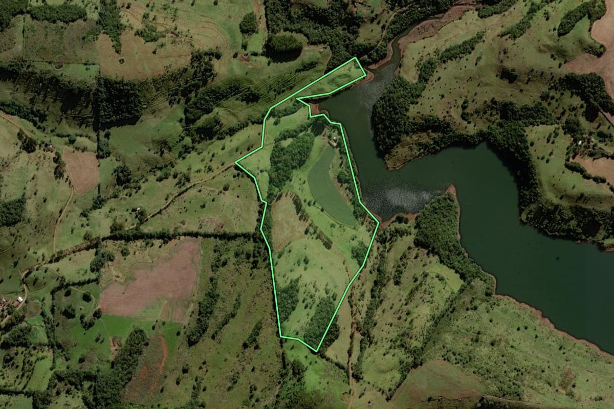 Imagem de satélite do imóvel rural em Porto Barreiro (PR), com o contorno declarado no CAR desenhado por cima.