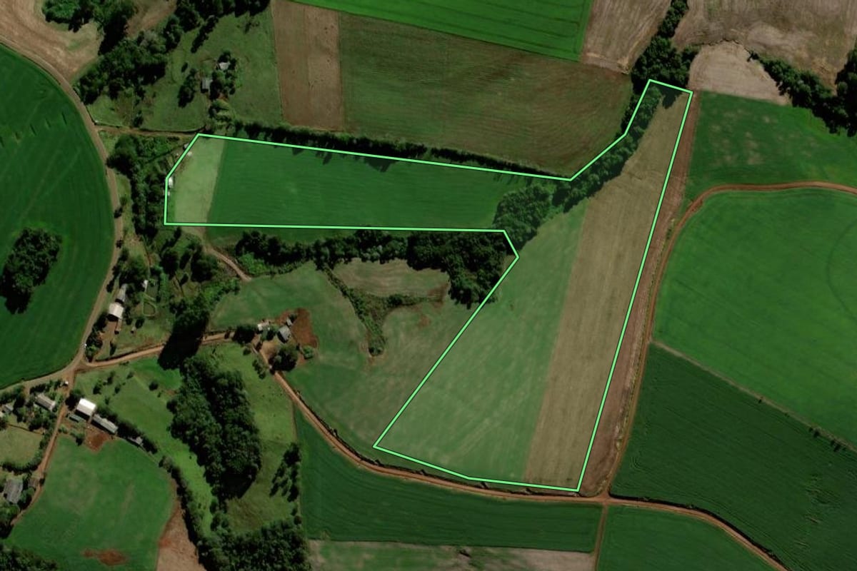 Imagem de satélite do imóvel rural em Porto Barreiro (PR), com o contorno declarado no CAR desenhado por cima.
