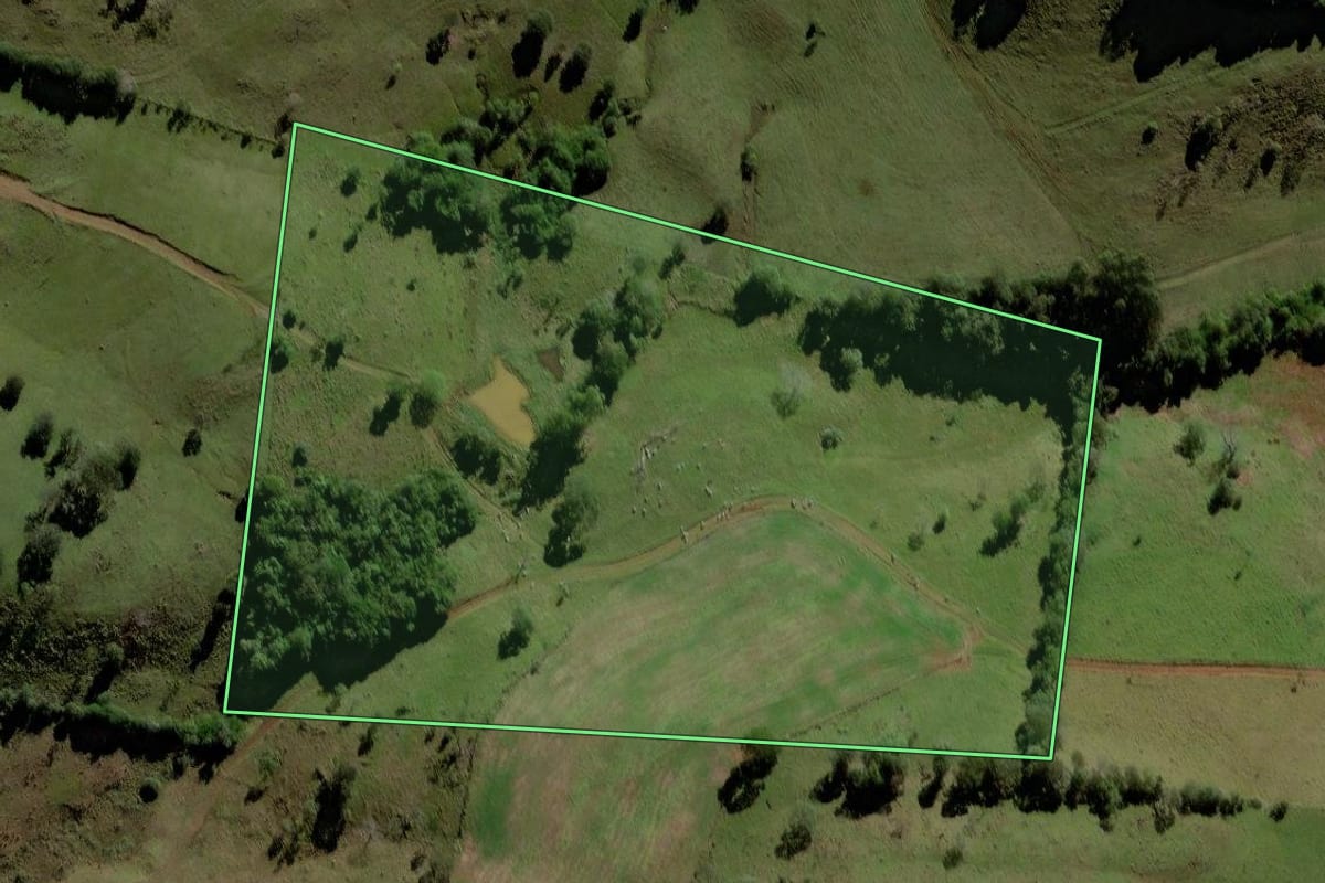 Imagem de satélite do imóvel rural em Porto Barreiro (PR), com o contorno declarado no CAR desenhado por cima.