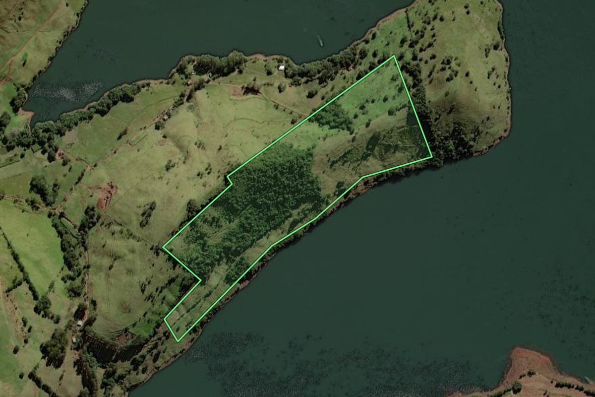 Imagem de satélite do imóvel rural em Porto Barreiro (PR), com o contorno declarado no CAR desenhado por cima.