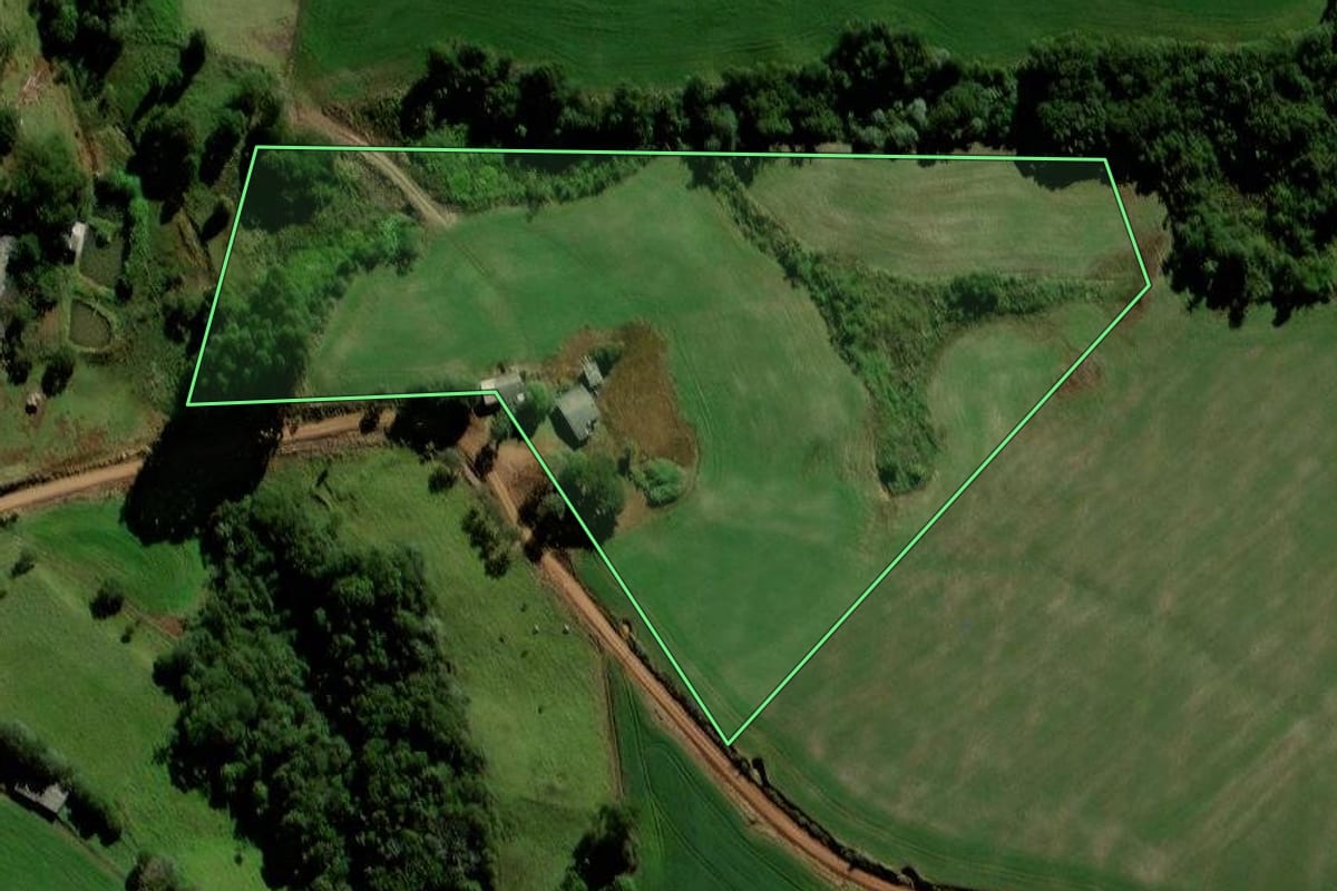 Imagem de satélite do imóvel rural em Porto Barreiro (PR), com o contorno declarado no CAR desenhado por cima.
